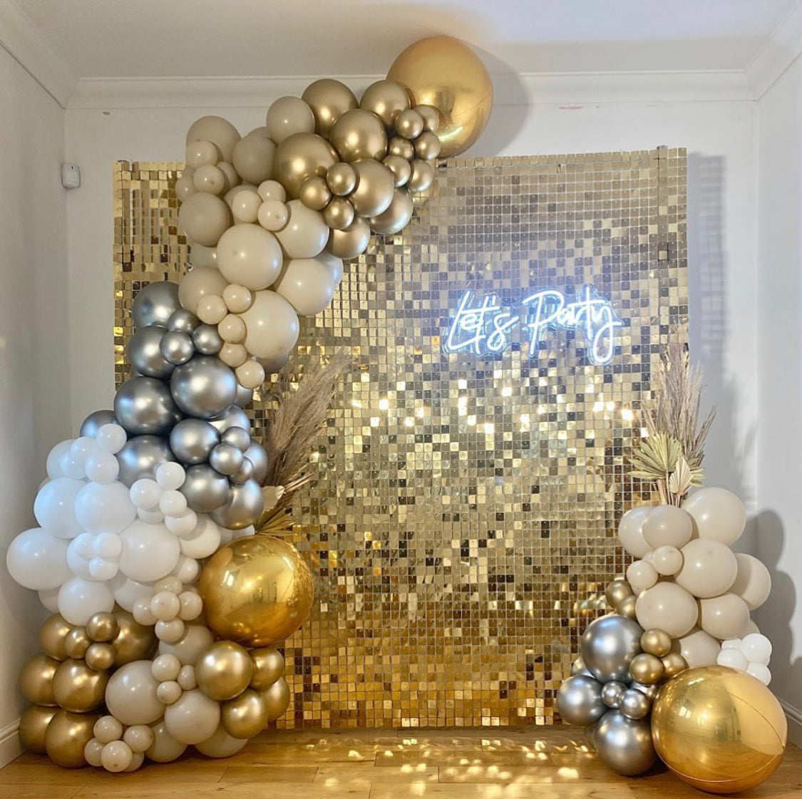 Shimmer wall Gold with Balloon Garland - PARTY BALLOONS BY Q